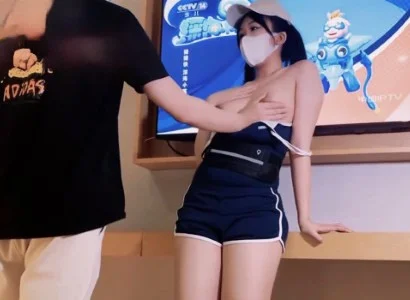 Nhân viên xinh đẹp bán TV cùng vị khách may mắn