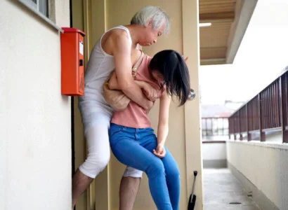 Cô dâu mới cưới bị bố chồng già đè ra