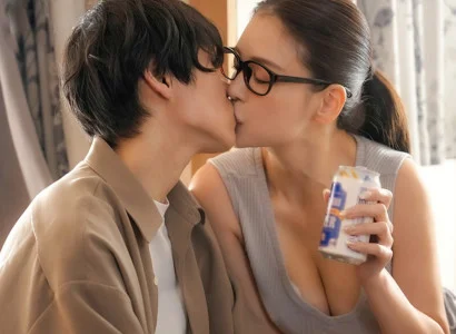 Anh chàng bị bạn gái cắm sừng được chị hàng xóm dỗ dành