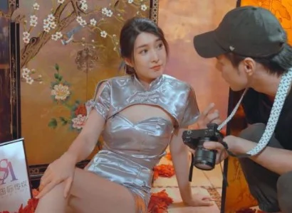 Anh nhiếp ảnh gia phang cô người mẫu xinh đẹp trong studio