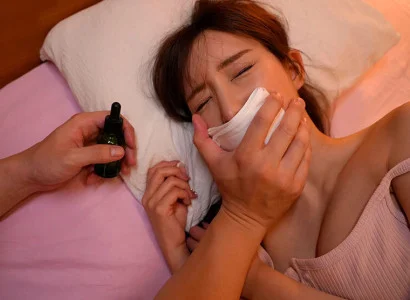 Tên này chuốc thuốc mê để cô em họ xinh đẹp say rồi quan hệ
